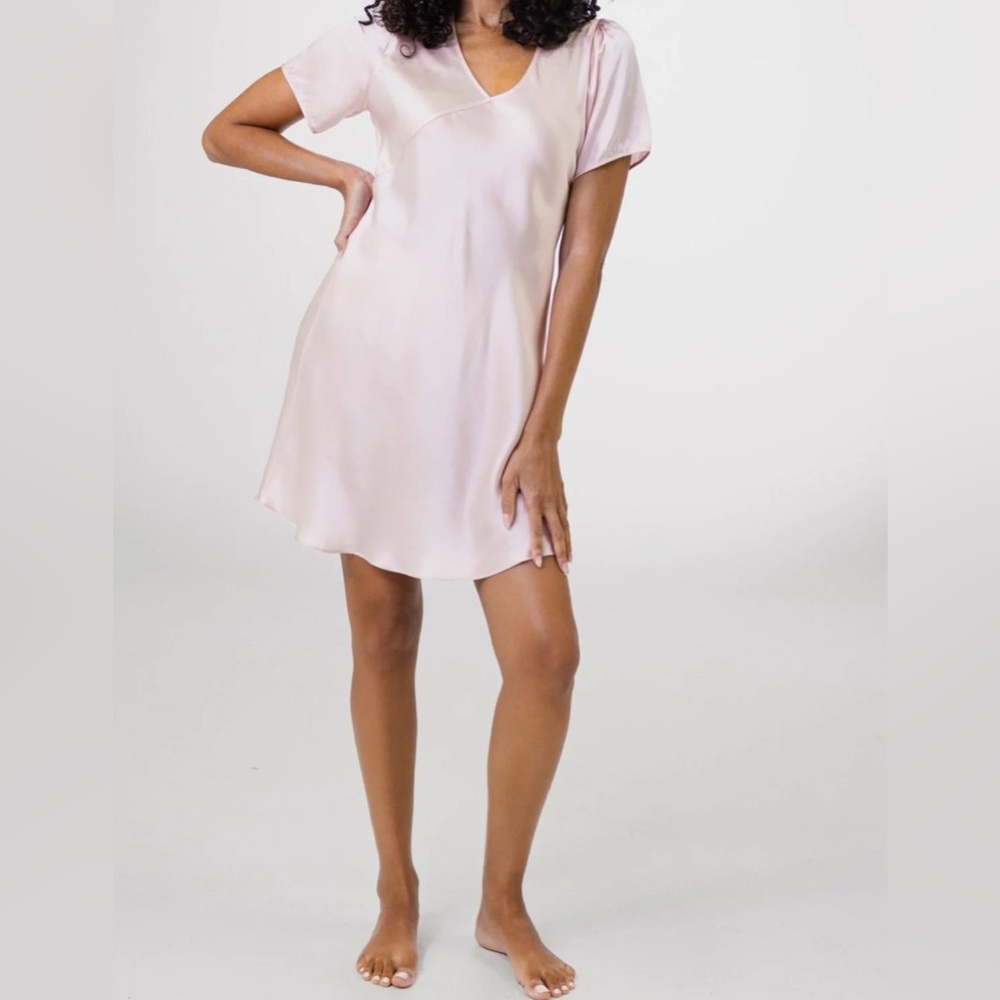 JASMISILK 100% Silk Pale Pink Lounge Nightgown. Medium